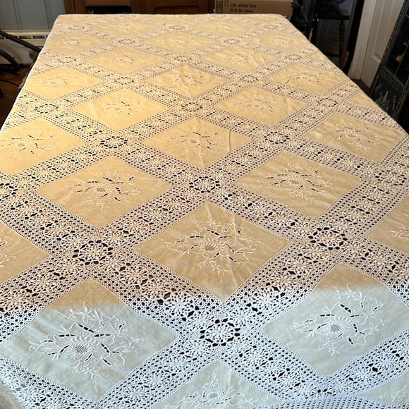 Vintage Crochet table cloth or coverlet - Picture 4 of 14